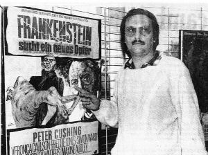 Eric Escofier devant l'affiche du sublime Frankenstein must be destroyed de Fisher