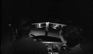 la nuit, une auto-stoppeuse... et c'est le début des ennuis