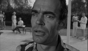 Le punch de Mike Hammer semble inquiéter Charlie Max (Jack Elam)
